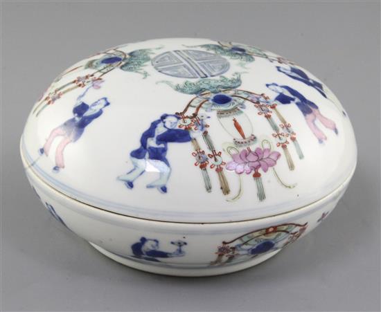 A Chinese doucai circular box and cover, late 19th century, diameter 18cm